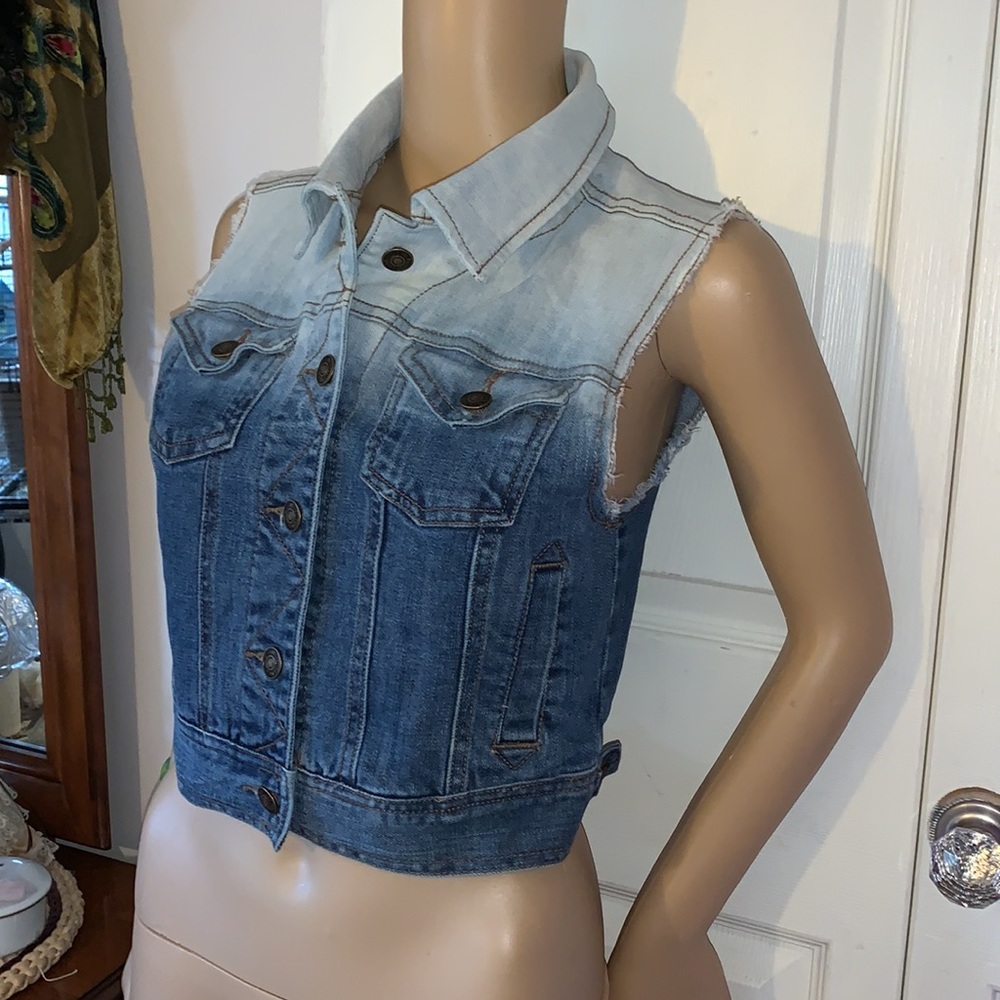 Sleeveless ombré blue denim crop vest with pockets S